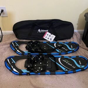 Chinook Trekker 30 Blue and Black Snowshoes with Bag Adult 180-250lbs